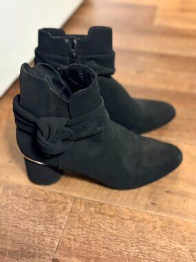 ✨ London Fog Jizelle Black Faux Suede Accent Heeled Ankle Booties ✨